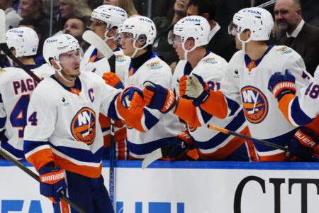 Horvat, Holmstrom lead Islanders past Maple Leafs 4-1 Horvat, Holmstrom lead Islanders past Maple Leafs 4-1