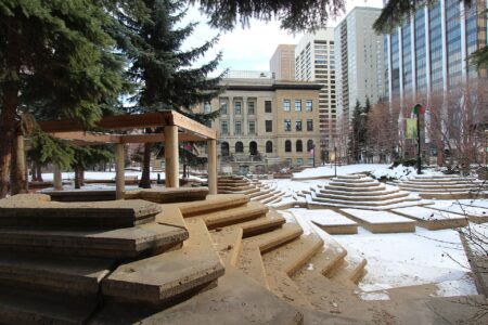 Calgary snow and wind: about 2 cm, gusts to 80 km/h Calgary snow and wind: about 2 cm, gusts to 80 km/h