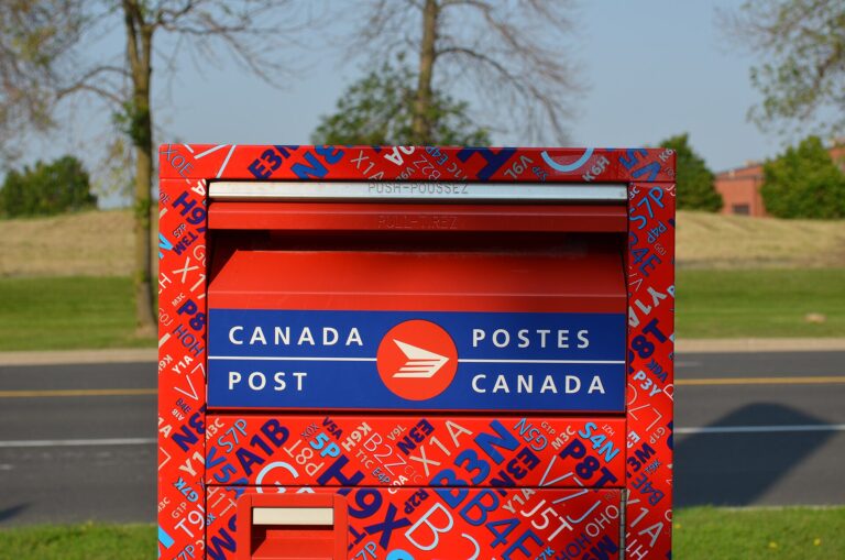 Canada Post Christmas mailing deadlines 2026