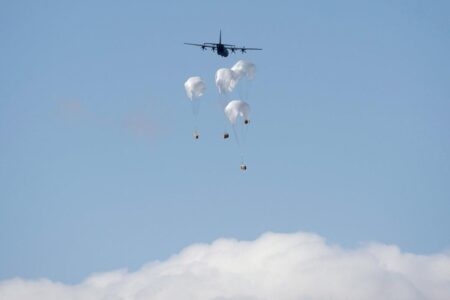 Military plans 47 Arctic sensor stations for Norad Military plans 47 Arctic sensor stations for Norad