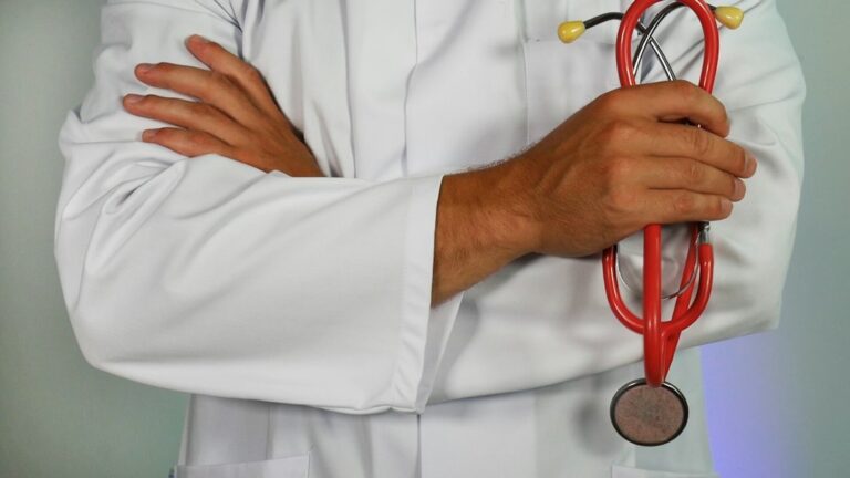 Alberta doctors ratify three-year pay deal with province