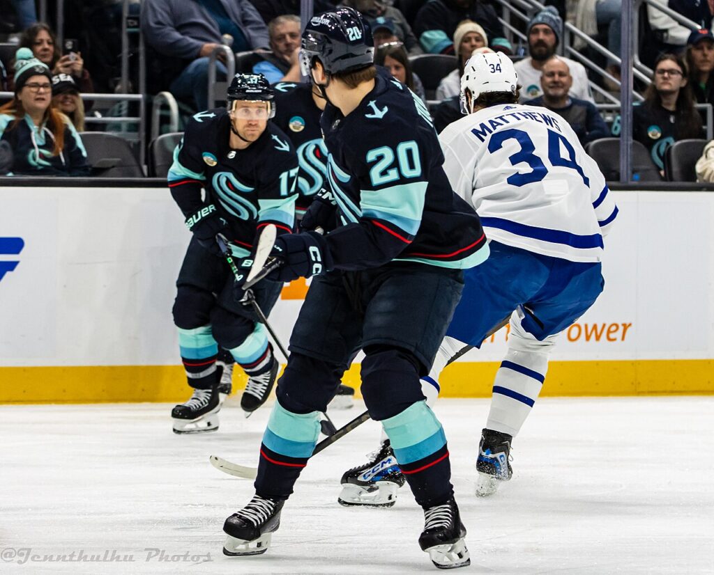 Mammoth hang on to beat Maple Leafs 5-4