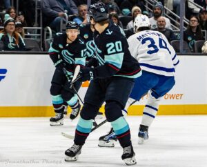 Mammoth hang on to beat Maple Leafs 5-4 Mammoth hang on to beat Maple Leafs 5-4