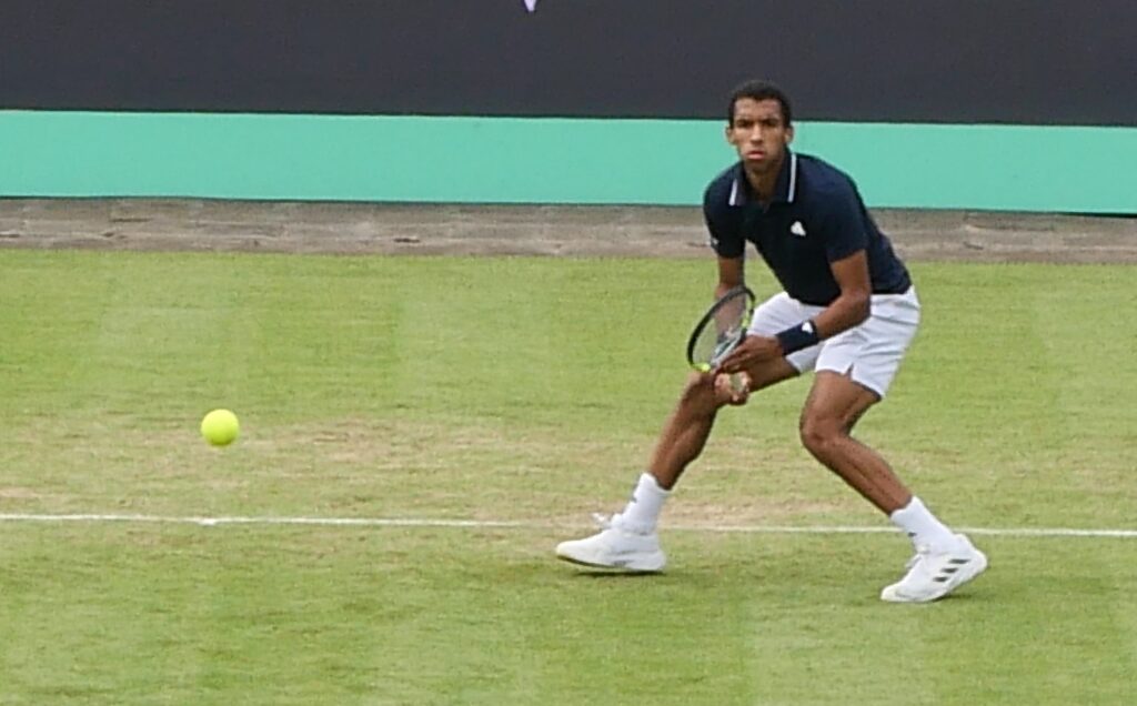 Auger-Aliassime retires vs. Ruud with knee injury