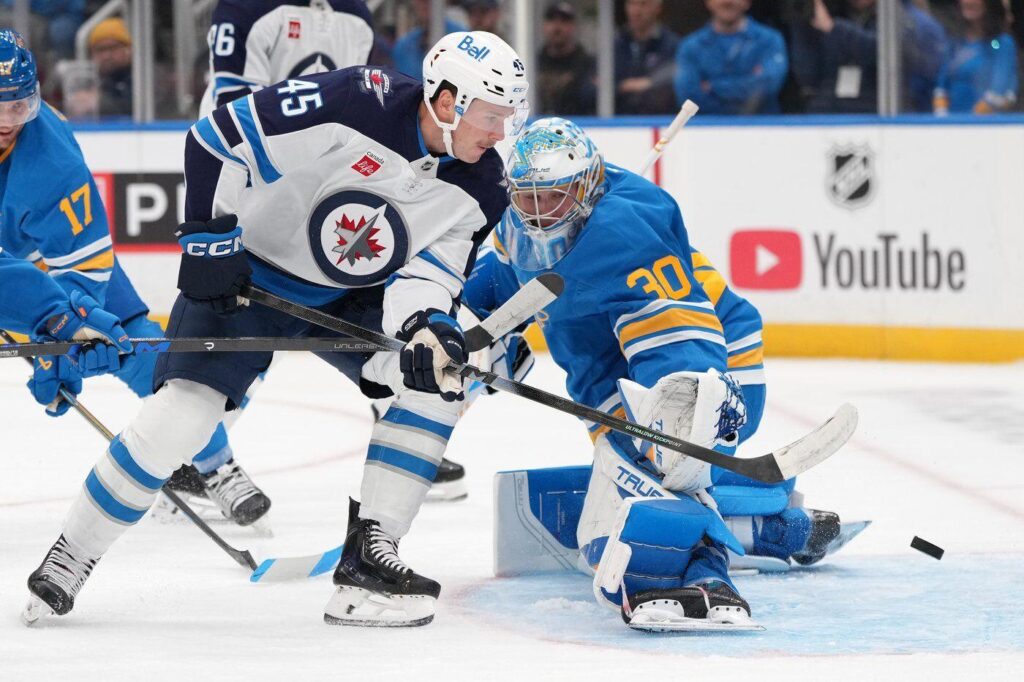 Broberg’s power-play goal lifts Blues past Jets 2-1
