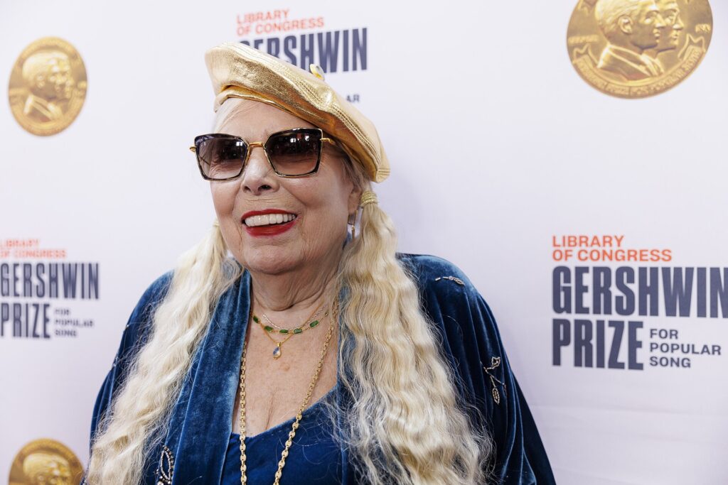 Joni Mitchell becomes U.S. citizen, keeps Canadian passport Joni Mitchell becomes U.S. citizen, keeps Canadian passport