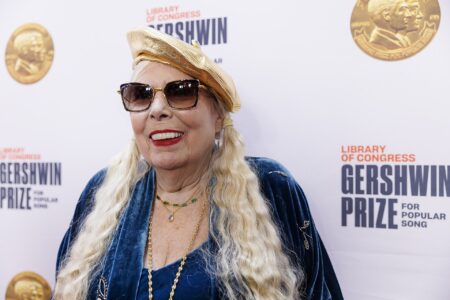 Joni Mitchell becomes U.S. citizen, keeps Canadian passport