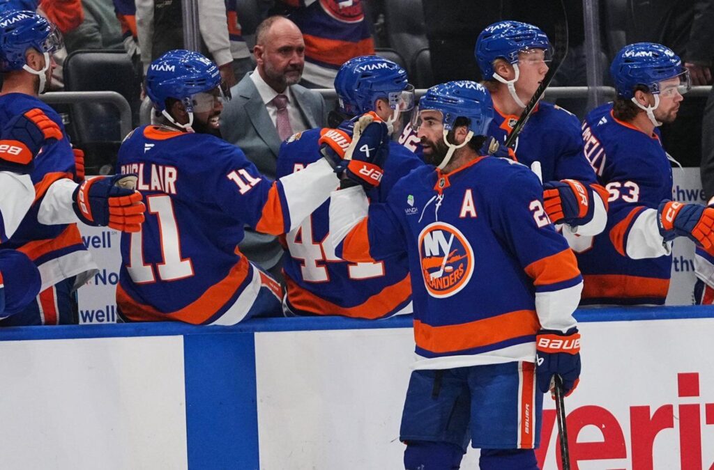 Palmieri scores twice as Islanders edge Canucks 3-2