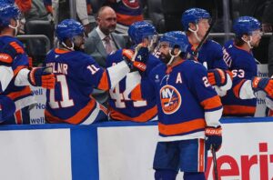 Palmieri scores twice as Islanders edge Canucks 3-2 Palmieri scores twice as Islanders edge Canucks 3-2