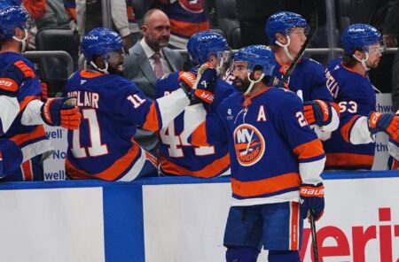 Palmieri scores twice as Islanders edge Canucks 3-2 Palmieri scores twice as Islanders edge Canucks 3-2