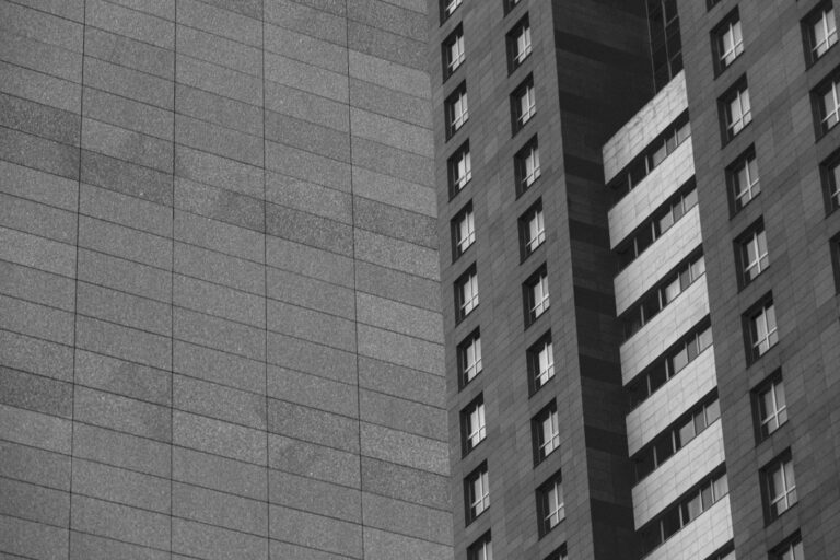 Asking rents fall 4.2% to ,034 for 24th month, but Toronto, Vancouver edge up