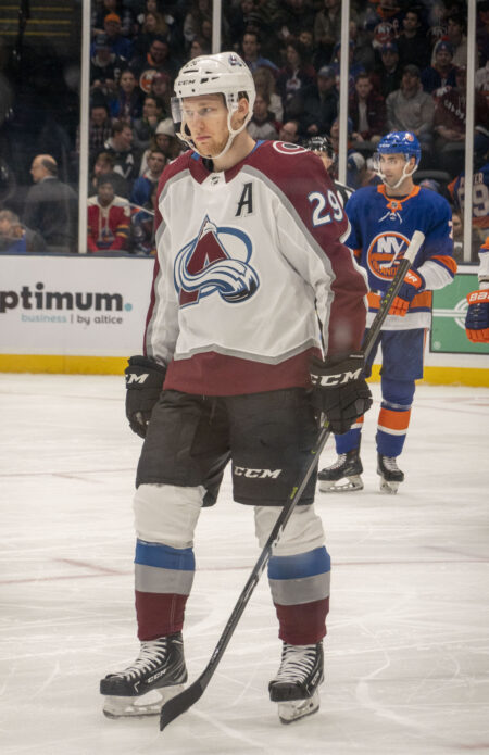 NHL Roundup: Penguins Blank Flyers 7-0, Avs Top Kings 8-4