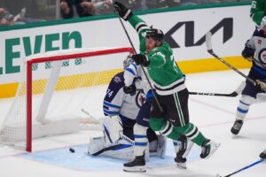 Hintz scores in OT as Stars beat Jets 3-2 Hintz scores in OT as Stars beat Jets 3-2